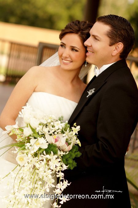Sr. Alfonso Morales Sánchez y Srita. Marcela Albéniz Franco  contrajeron nupcias en la parroquia de Nuestra Señora de la Encarnación, el sábado cuatro de agosto de 2007. 

Estudio Carlos Maqueda.
