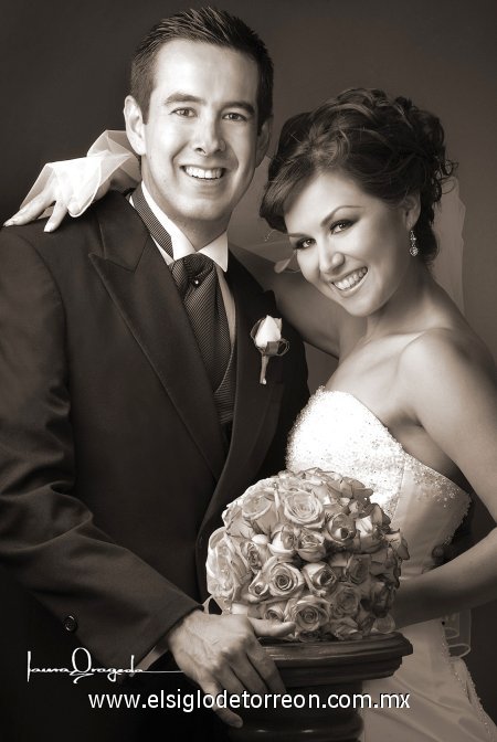 Sr. Luis Arturo Zarzoza Arguijo y Srita. María Alejandra Cabrera Ávila contrajeron matrimonio en el altar de la parroquia Los Ángeles, el sábado 21 de julio de 2007. 

Estudio Laura Grageda.