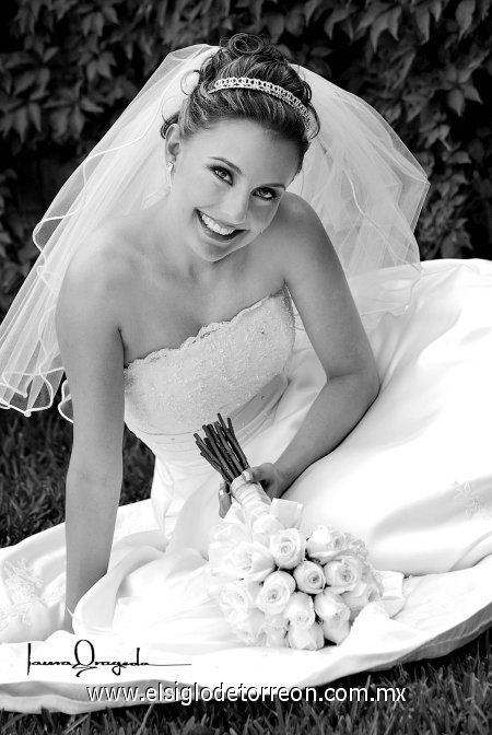 Srita. Zoyla Angélica Valdés Castillo el día de su boda con el Sr. José Miguel Batarse Silva.

Estudio Laura Grageda.