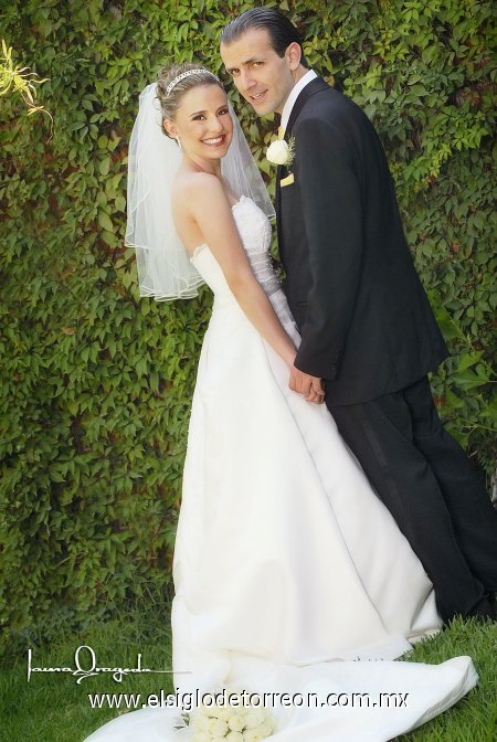 Sr. José Miguel Batarse Silva y Srita. Zoyla Angélica Valdés Castillo unieron sus vidas en sagrado matrimonio en la parroquia de San Pedro Apóstol, el sábado 26 de mayo de 2007. 

Estudio Laura Grageda.