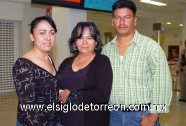 01092007
Guillermina Cabrales viajó a California, la despidieron María, Sara y Manuel Galindo.