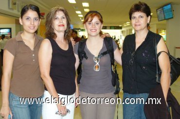 02092007
Alejandra de la Torre viajó a Alemania, la despidieron Rosa, Ariana y Luz de la Torre.