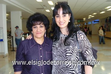 02092007
Gabriela Silveyra de Herrera y Rosalinda Ale Núñez, captadas en el aeropuerto.