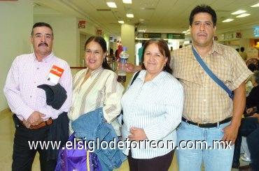 02092007
Rodolfo, Saúl, Mary y Goyita, captados en el aeropuerto.