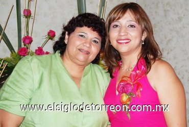 01092007
Graciela Cháirez Villalobos junto a Susana Cháirez, anfitriona de su fiesta pre nupcial.