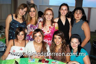 01092007
Marcela Anabel López Castillo, acompañada de algunas invitadas a su fiesta pre nupcial.
