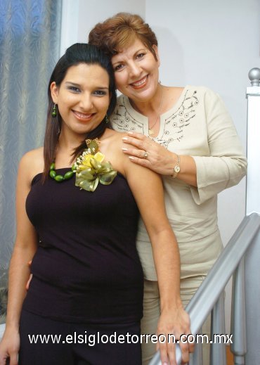 02092007
Giselle Cortés Fraire junto a Enriqueta Fraire, en su despedida de soltera.