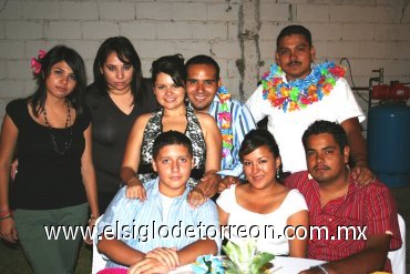 02092007
Marlett y Édgar junto a algunos de los asistentes a su despedida de solteros.