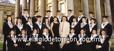 02092007
Alumnos egresados que presentaron exitosamente su examen profesional ante sinodales y compañeros el pasado cuatro de agosto de 2007.