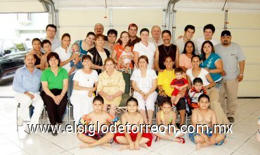 02092007
Doña Leonor acompañada de las familias Quiroz Reyes, Mancha Reyes, Elizondo Reyes, Reyes Favila y Reyes Frausto.