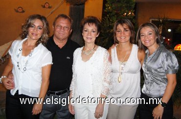 02092007
Óscar y Eloísa Artigas acompañados de sus hijas Eloísa, Nora y Brenda.