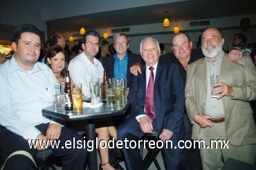 02092007
Pablo Calcedo, Magaly Gámez, Manuel de la Parra, Carlos Delgado, Ernesto Olhagaray y el escultor Rogelio Madero.