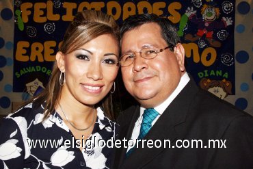 02092007
C.P. Maricruz Domínguez de Campos organizó una fiesta sorpresa a su esposo C.P. Salvador Campos Valles, con motivo de su cumpleaños.