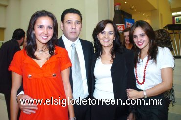 01092007
Paulina Franco, Jorge Franco González, Lorella Ramírez de Franco y Lorella Franco.