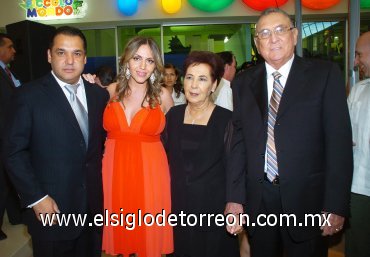 01092007
Ramón Franco González, Scarlett de Franco, doña Carmen González de Franco y don Ramón Franco Crabtree.
