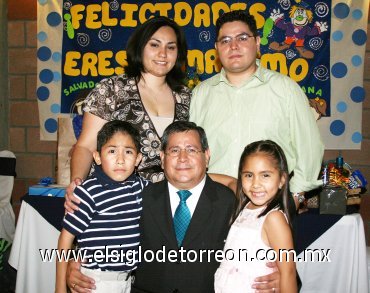 02092007
C.P. Salvador Campos Valles junto a sus hijos C.P. Salvador Campos Ortega, Marcela Campos de Jiménez, José Armando Campos Domínguez y Diana Laura Campos Domínguez.