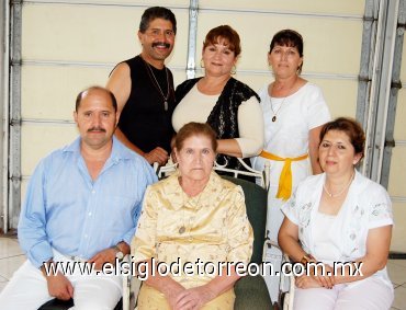 02092007
Doña Leonor Sánchez junto a sus queridos hijos Magdalena de Quiroz, Damián Reyes, Armando Reyes, Norma de Elizondo y Lupita de Mancha.