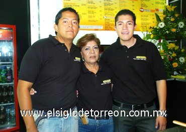 02092007
Lilia Limón, Víctor y Carlo Barahona, en su negocio de comida japonesa.