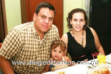 02092007
Roberto Rodríguez López, Alexandra Rodríguez García y Alejandra García de Rodríguez.