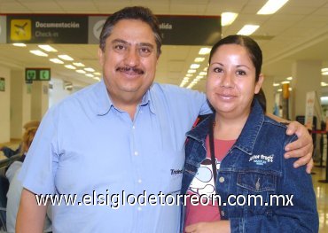 04092007
Ivonne Butanda viajó a Guadalajara y la despidió Jesús Butanda.