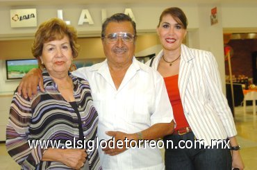 04092007
María del Pilar Morales viajó a Monterrey y la despidieron María del Pilar Guerrero y Francisco Morales.