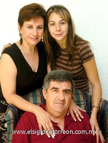 04092007
Covadonga del Moral, Jesús Ávila y Lorena Ávila de Aguiñaga, en reciente reunión.