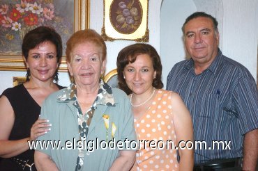 04092007
Doña Covadonga Rossete con sus hijos Covadonga, Mónica y Luis del Moral.