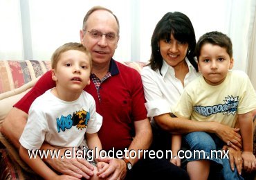 04092007
Pedro López Buergo, Gaby de López, Santiago y Pablo López.