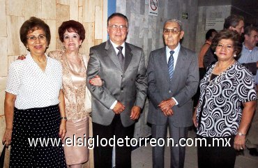04092007
Pili León, Karime Milán de Betancourt, Eduardo Milán, Salvador Betancourt y Alma Milán de Manjarrez.