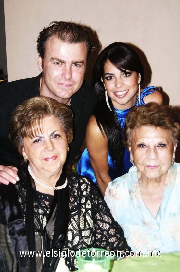 07092007
Alejandra y Édgar junto a sus abuelas, Bertha Margarita de Morales y Margarita de Gaytán.