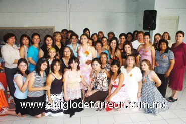 07092007
Muchas amigas  y familiares acompañaron a Gaby del Hoyo Hernández, en su despedida de soltera.