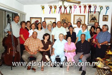 07092007
Vicente de Alvarado celebró sus 80 años de vida en compañía de su esposa Rosina, sus hijos, familiares y amigos.
