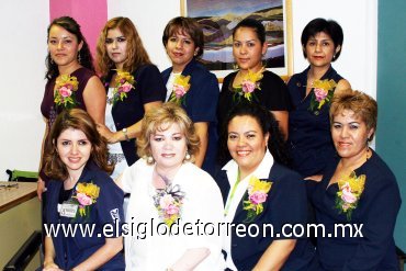 08092007
Wendy, Rosy, Mayela, Eliud, Montserrat, Nico, Coco, Lety de los Santos y Sandra, compañeras del IMSS No. 51 en un festejo por el Día del Trabajador Social.