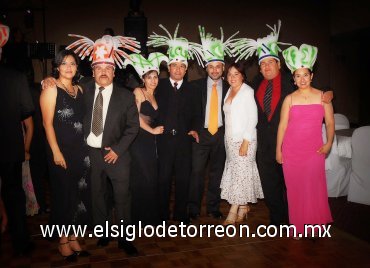 09092007
Un excelente ambiente se vivió en la recepción nupcial de Enrique Luna y Bertha Adriana Enríquez, donde los invitados disfrutaron de una gran noche.
