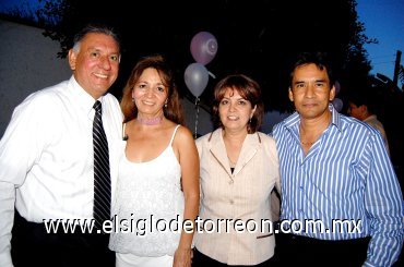 05092007
Los abuelitos de Danna, señores Luis Roberto Sánchez Vázquez y María del Socorro M. de Sánchez, junto a Belén Flores y Sergio F avela.