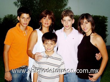 06092007
Yessú con sus hermanos Krissya, Toufik, Said y su mamá, Jaqueline Ávalos de Murra.