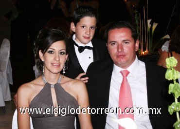 07092007
Marcela de González, Gerardo González Vega y Gerardo González, en una recepción nupcial.