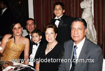07092007
Verónica, José Luis, José Luis y Ricardo Hurtado, José Luis y Herminia Hurtado.