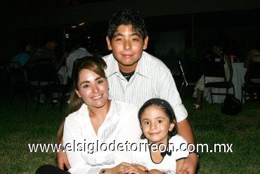 09092007
Amin con su mamá Marisol García Cavelaris y su hermana Hermosa Aholibama Dipp García.