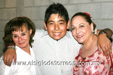 09092007
Amin con sus abuelitas Leonor Cavelaris y Mague Soto.