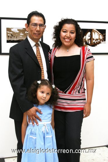 09092007
Javier Rodríguez Villa, Lourdes López y Luisa Fernanda Rodríguez López.