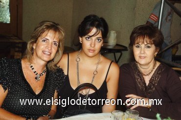 09092007
María Estela Cárdenas, Andrea Portal y Noraelyn Martínez asistieron al desfile a beneficio del IDI.