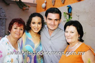 09092007
Mayela Castrellón y Ana María Hinojo se encuentran felices por el enlace nupcial de sus hijos Adriana Orrantia y Francisco Berenguer.