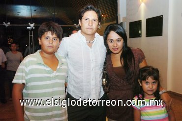 09092007
Rogelio Ramos, Antonio Pérez, Anahí Flores y Valeria Torres.