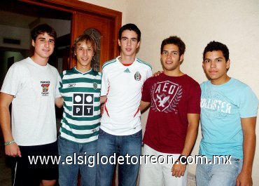 09092007
Rubén Díaz Flores, Beto Hermosillo, Andrés Jaramillo y Terry Mc Govern le desearon lo mejor a su amigo Armando por su viaje de estudios a Canadá.