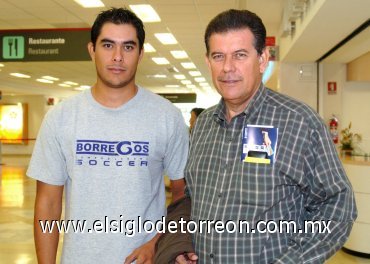 10092007
Alberto Muñoz viajó a la Ciudad de México, lo despidió Alberto Muñoz Jr.