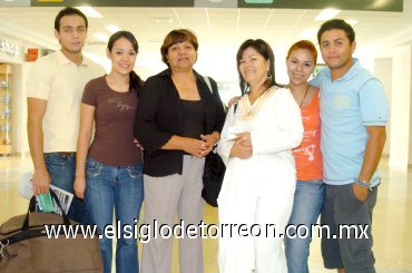 10092007
Carmen y Virgina viajaron a Los Ángeles, las despidieron Ely, Beto, Pepe y Diana.