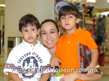 10092007
Cristina Moreno, Patricio y Carlitos viajaron a Cancún.
