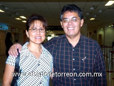 11092007
Francisco Amaya viajó a Acapulco y lo despidió Blanca Arzate.