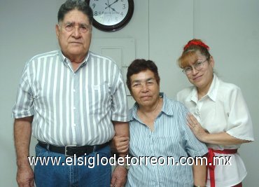 11092007
Ramón y Esther Hernández viajaron con destino a Europa, los despidió María Esther Hernández.